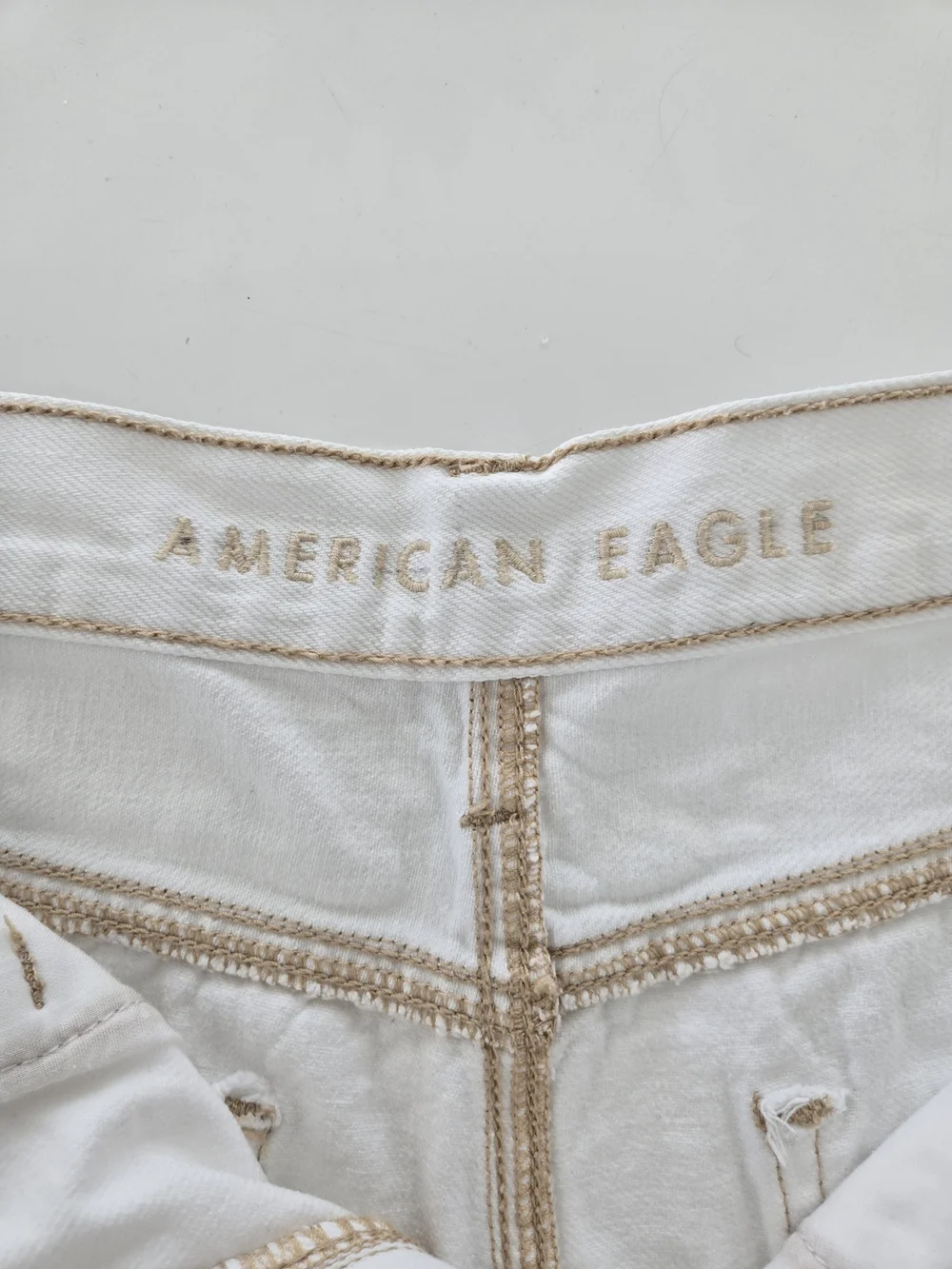 American Eagle 90s Boyfriend Shorts Raw Hem White Denim Distressed Size 2